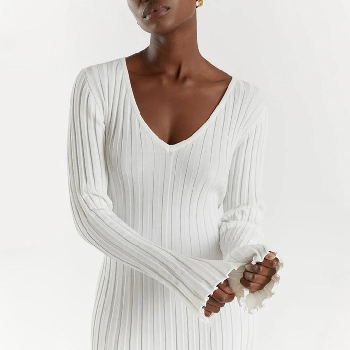 "Robe longue en maille beige, taille réglable, encolure V, manches longues, chic et féminine, tissu extensible."