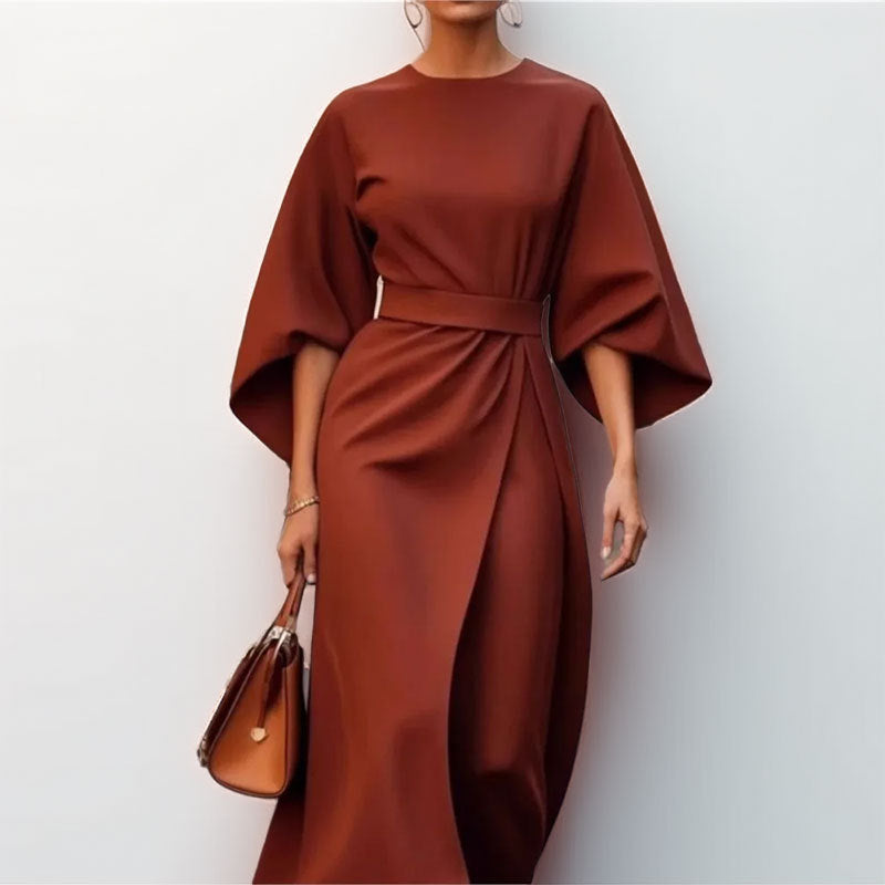 "Robe longue femme élégante avec manches chauve-souris, cintrée et drapé fluide, idéale pour occasions spéciales."