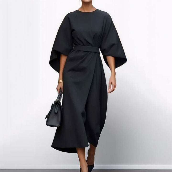 "Robe longue femme élégante avec manches chauve-souris, cintrée et drapé fluide, idéale pour occasions spéciales."