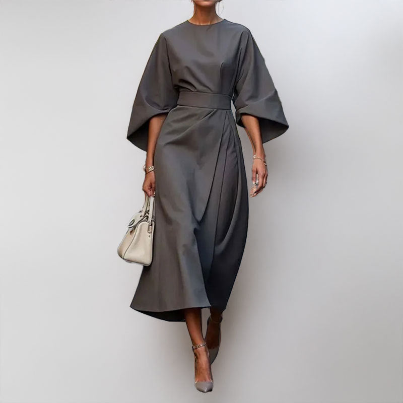 "Robe longue femme élégante avec manches chauve-souris, cintrée et drapé fluide, idéale pour occasions spéciales."
