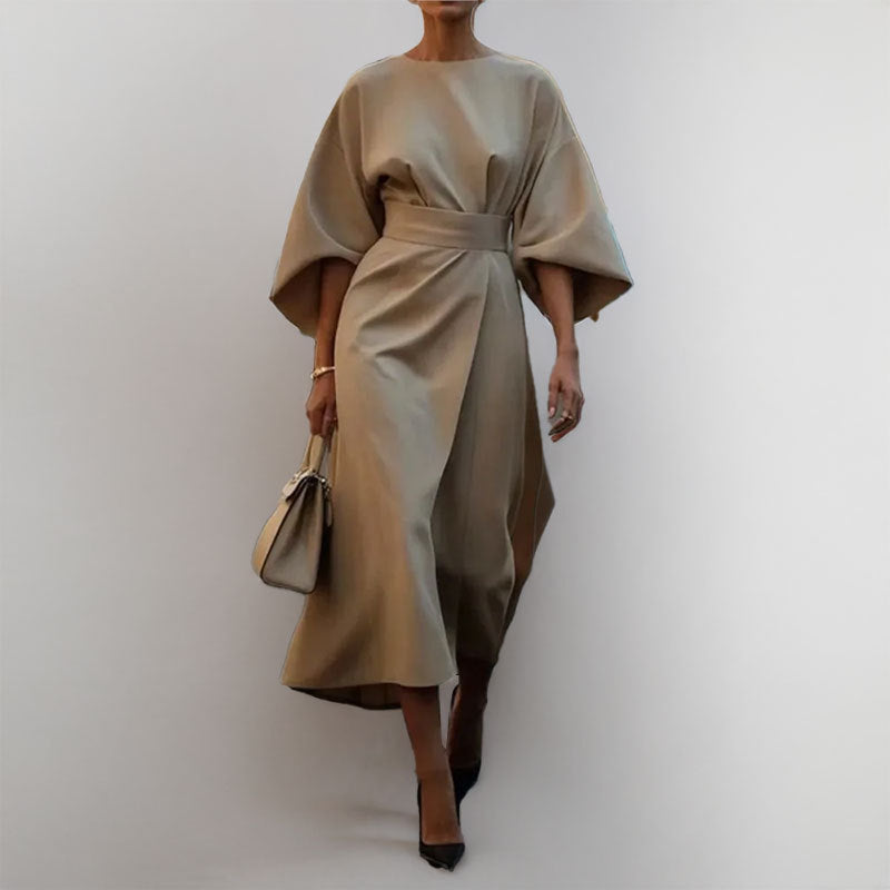 "Robe longue femme élégante avec manches chauve-souris, cintrée et drapé fluide, idéale pour occasions spéciales."