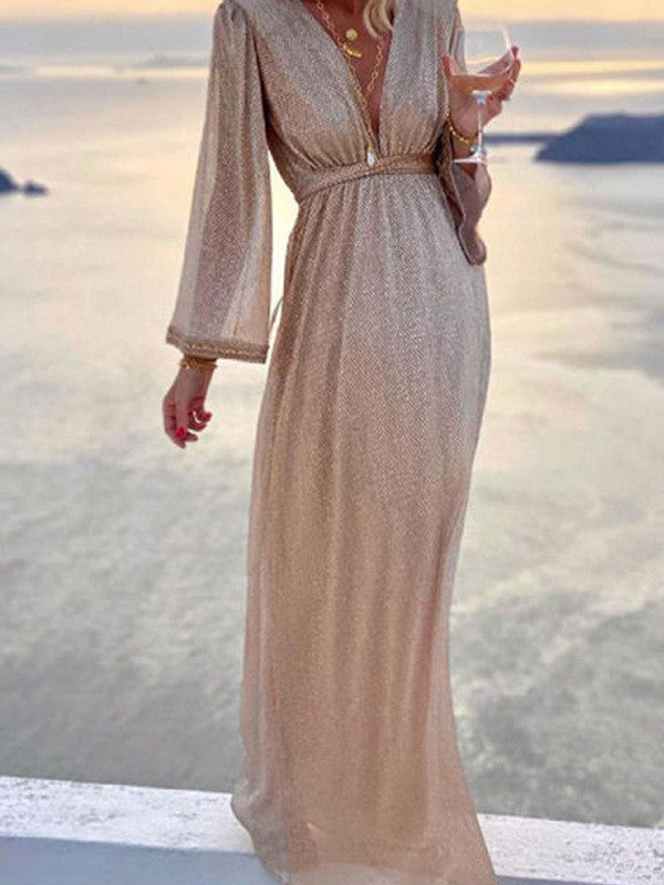 Robe longue femme élégante en tissu brillant avec manches sophistiquées, silhouette flatteuse et style glamour pour soirées.