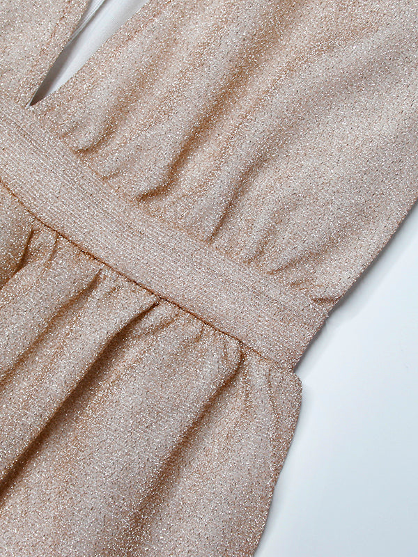 Robe longue femme élégante en tissu brillant avec manches sophistiquées, silhouette flatteuse et style glamour pour soirées.