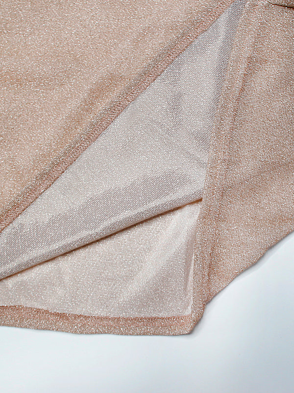 Robe longue femme élégante en tissu brillant avec manches sophistiquées, silhouette flatteuse et style glamour pour soirées.