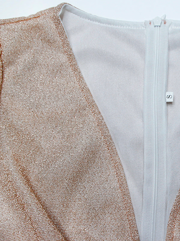 Robe longue femme élégante en tissu brillant avec manches sophistiquées, silhouette flatteuse et style glamour pour soirées.