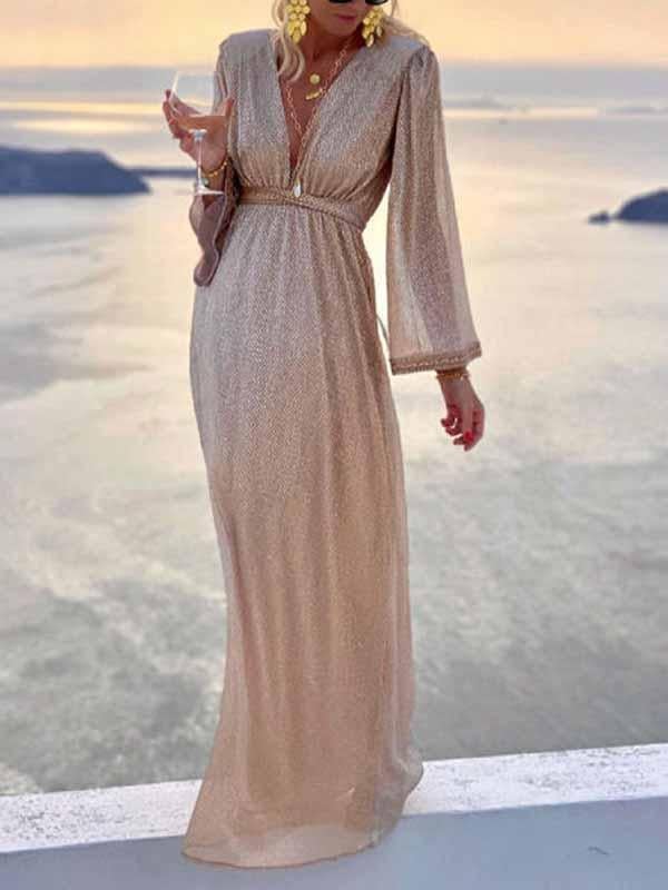 Robe longue femme élégante en tissu brillant avec manches sophistiquées, silhouette flatteuse et style glamour pour soirées.