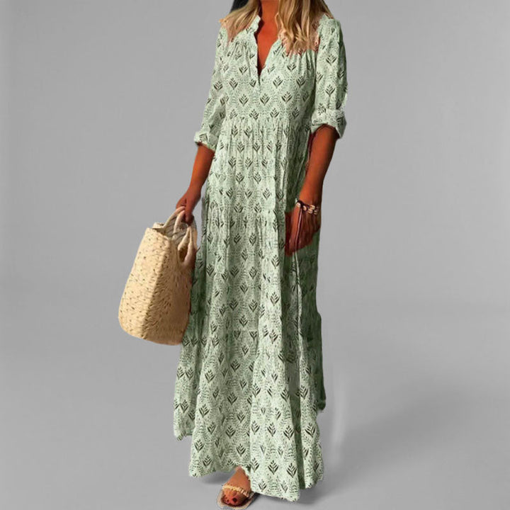 "Robe longue femme en coton léger, motif vintage, col V, manches 3/4, parfaite pour un look estival élégant."