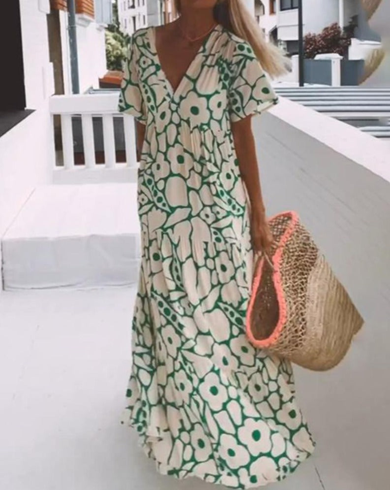 Robe longue fluide avec imprimé floral vert, manches courtes volantées et décolleté en V, idéale pour l'été.