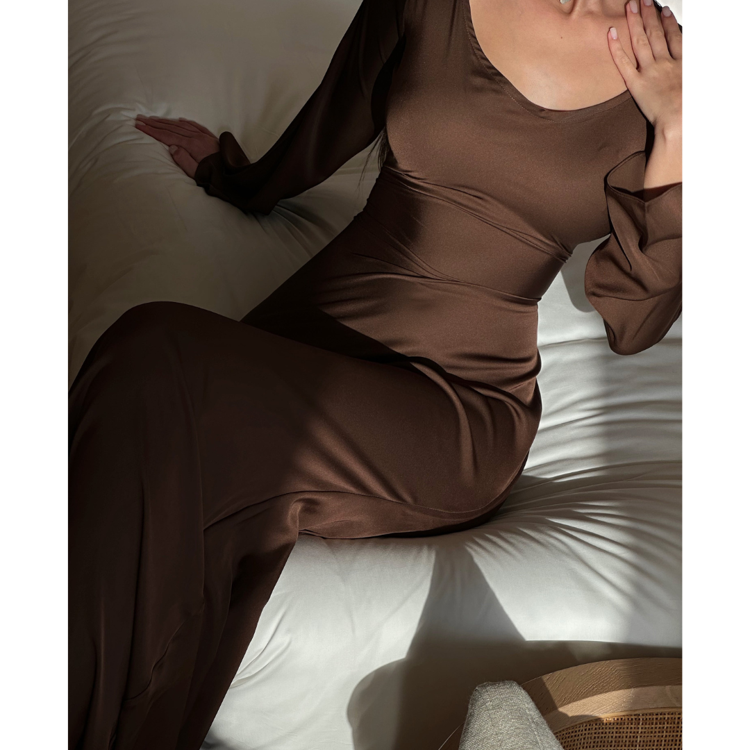 "Robe longue fluide femme, manches évasées, ivoire, choco, noir, sable, bordeaux, élégante et confortable, détails sophistiqu