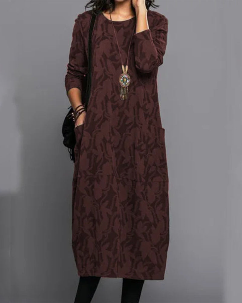 "Robe longue hiver marron manches longues, élégante et chaude, parfaite pour femmes élégantes."