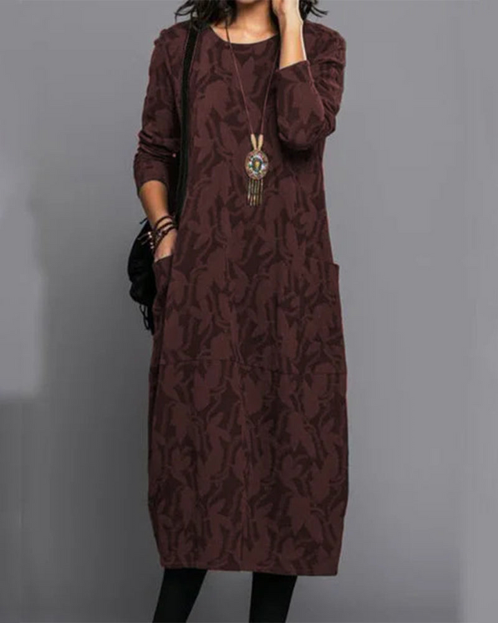 "Robe longue hiver marron manches longues, élégante et chaude, parfaite pour femmes élégantes."