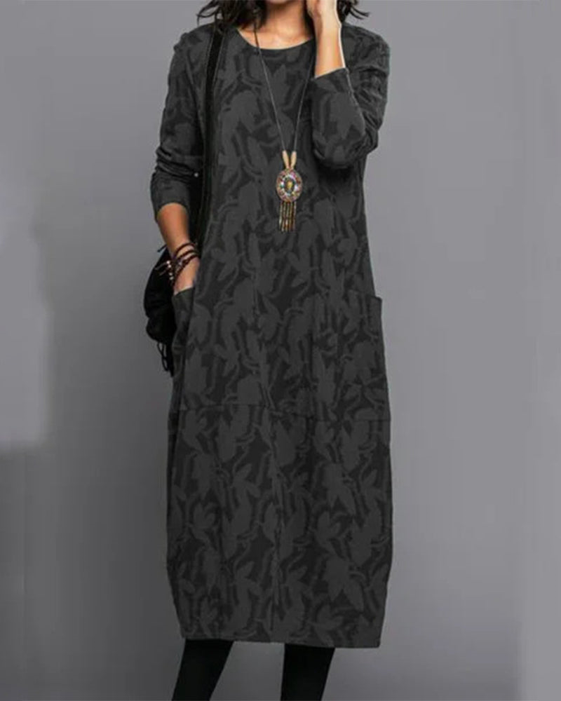 "Robe longue hiver marron manches longues, élégante et chaude, parfaite pour femmes élégantes."