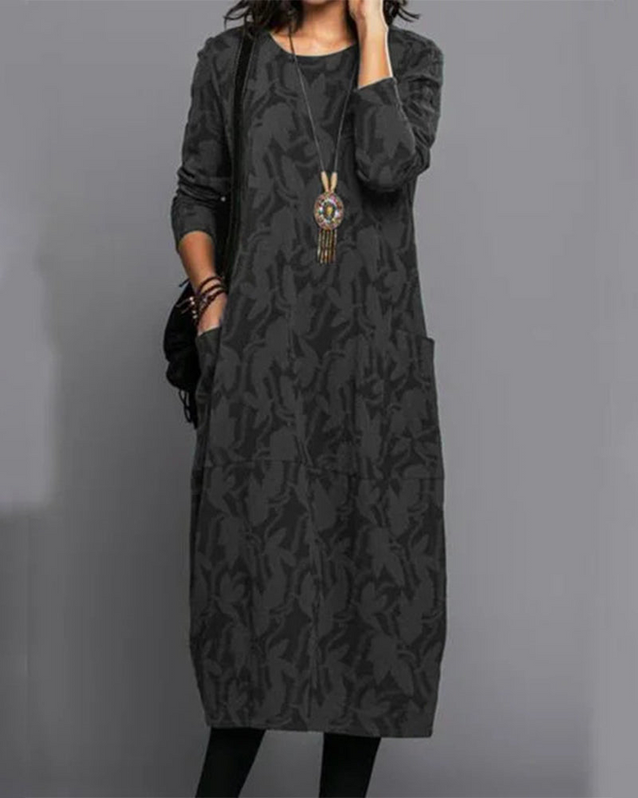 "Robe longue hiver marron manches longues, élégante et chaude, parfaite pour femmes élégantes."