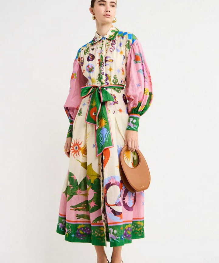Robe longue maxi femme Merle avec motifs multicolores, silhouette élégante, allure méditerranéenne chic et fluide.