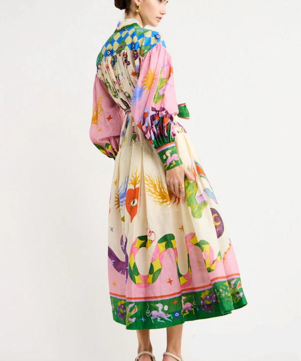 Robe longue maxi femme Merle avec motifs multicolores, silhouette élégante, allure méditerranéenne chic et fluide.