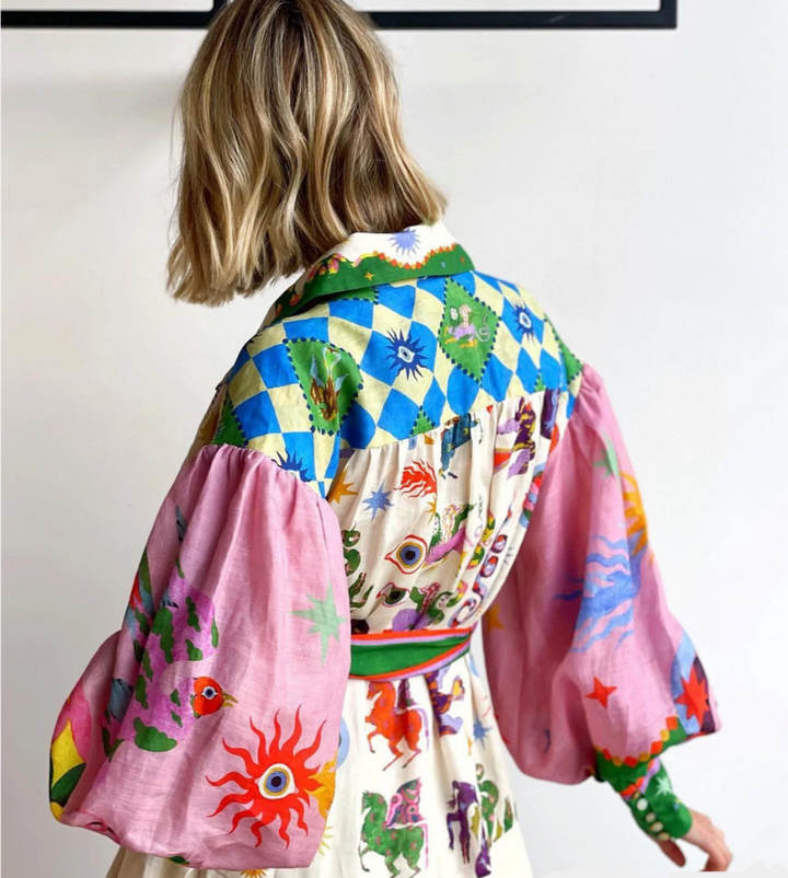Robe longue maxi femme Merle avec motifs multicolores, silhouette élégante, allure méditerranéenne chic et fluide.