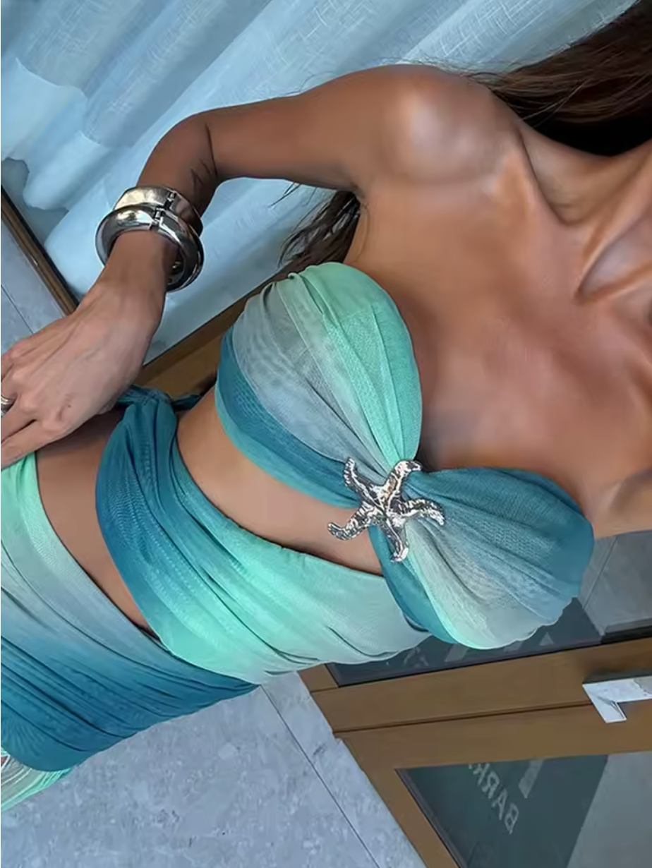 "Robe longue Maya Sunset élégante avec dégradé vibrant inspiré des couchers de soleil, parfait pour moments inoubliables."