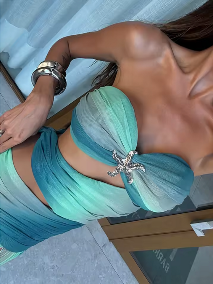"Robe longue Maya Sunset élégante avec dégradé vibrant inspiré des couchers de soleil, parfait pour moments inoubliables."