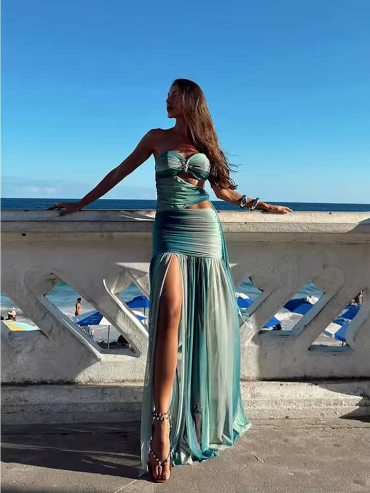 "Robe longue Maya Sunset élégante avec dégradé vibrant inspiré des couchers de soleil, parfait pour moments inoubliables."