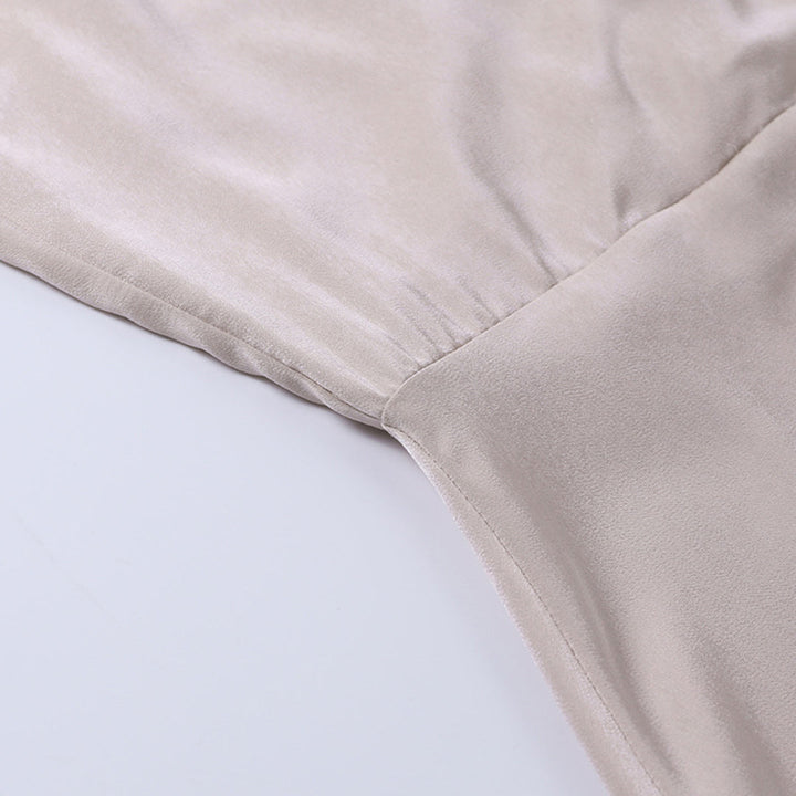 "Robe longue noire fendue, décolleté plongeant pour une allure élégante et moderne, parfait pour femmes."
