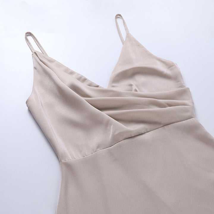"Robe longue noire fendue, décolleté plongeant pour une allure élégante et moderne, parfait pour femmes."