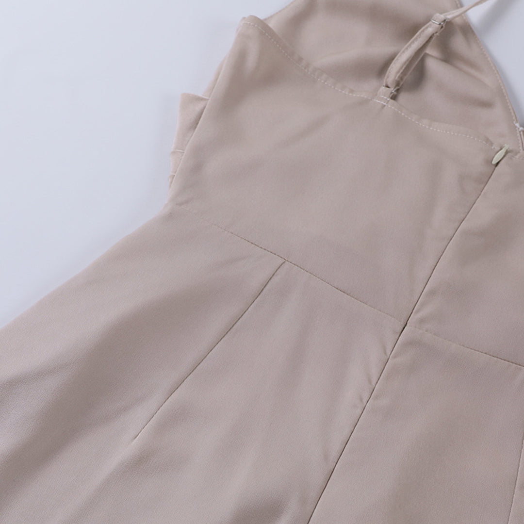 "Robe longue noire fendue, décolleté plongeant pour une allure élégante et moderne, parfait pour femmes."
