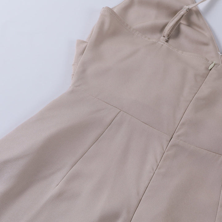 "Robe longue noire fendue, décolleté plongeant pour une allure élégante et moderne, parfait pour femmes."