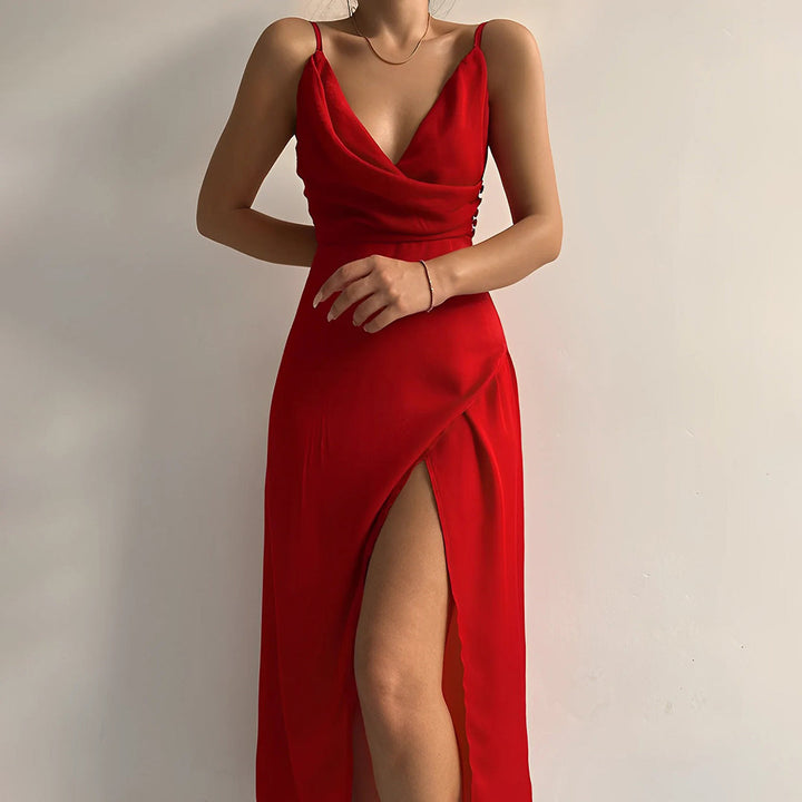 "Robe longue noire fendue, décolleté plongeant pour une allure élégante et moderne, parfait pour femmes."