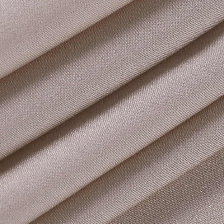 "Robe longue noire fendue, décolleté plongeant pour une allure élégante et moderne, parfait pour femmes."