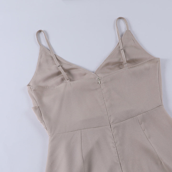 "Robe longue noire fendue, décolleté plongeant pour une allure élégante et moderne, parfait pour femmes."