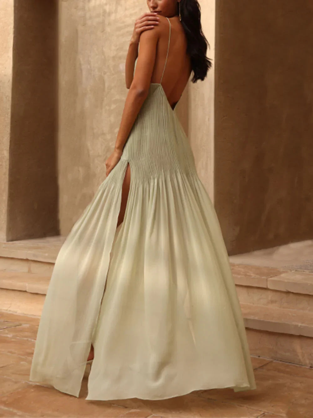 Robe longue olive élégante avec patchwork plissé, fente haute, parfaite pour un look chic et sophistiqué féminin.