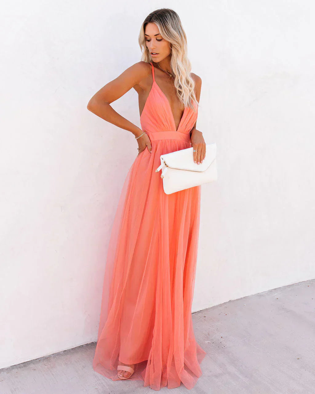 "Robe longue orange élégante pour soirée femme, en mousseline, vue de face, bretelles réglables, silhouette fluide"