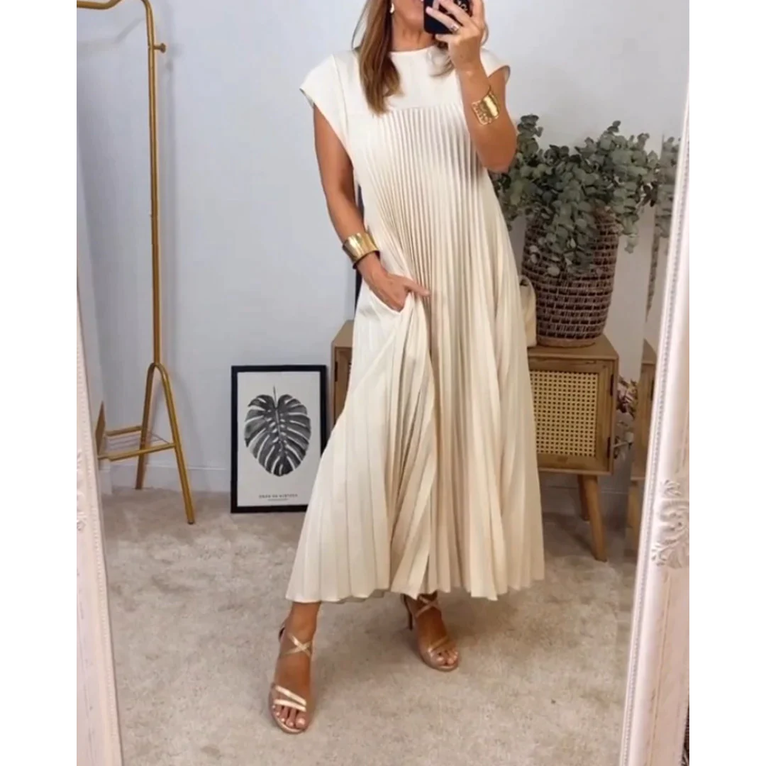 "Robe longue plissée pour femmes, élégante et fluide, manches courtes, idéale pour soirées estivales."