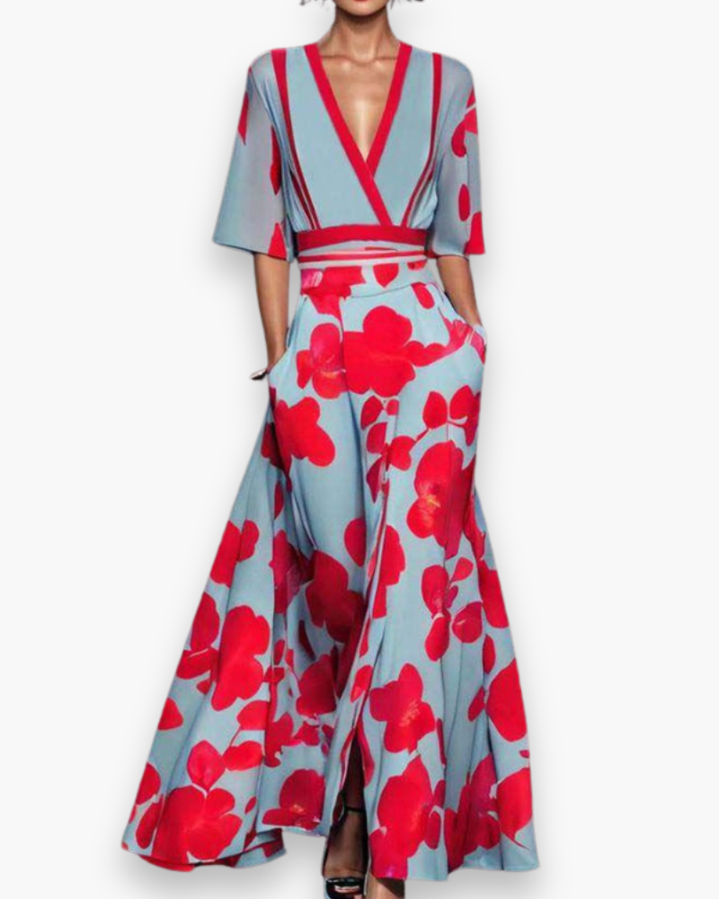 Robe longue soirée femme élégante, imprimé floral bleu rouge, lignes fluides, manches raffinées, charme glamour.