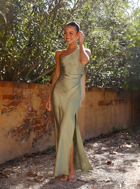 "Robe longue verte asymétrique avec fente, vue de côté. Élégance et allure chic pour soirées et événements."