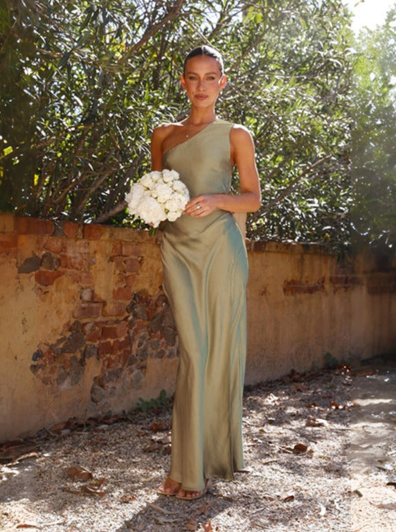 "Robe longue verte asymétrique avec fente, vue de côté. Élégance et allure chic pour soirées et événements."