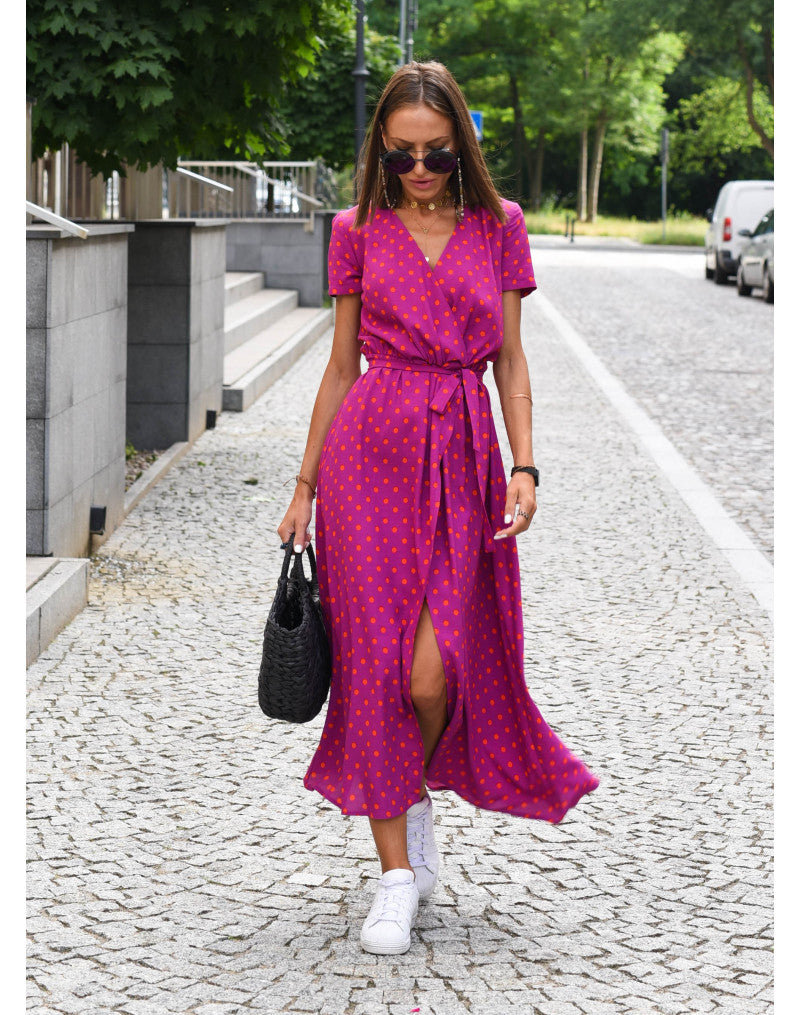 "Robe Louise, élégante et confortable, en tissu premium, motif pointillé rouge, idéale pour toutes occasions."