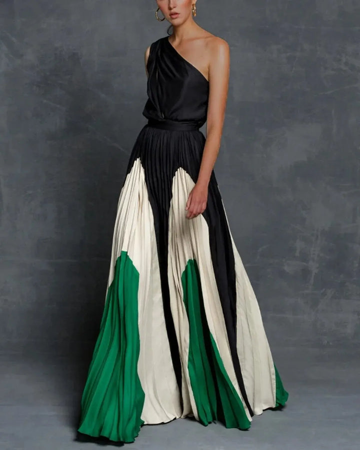 "Robe maxi asymétrique femme avec jupe plissée élégante, épaule unique et effet bicolore, allure moderne et féminine."