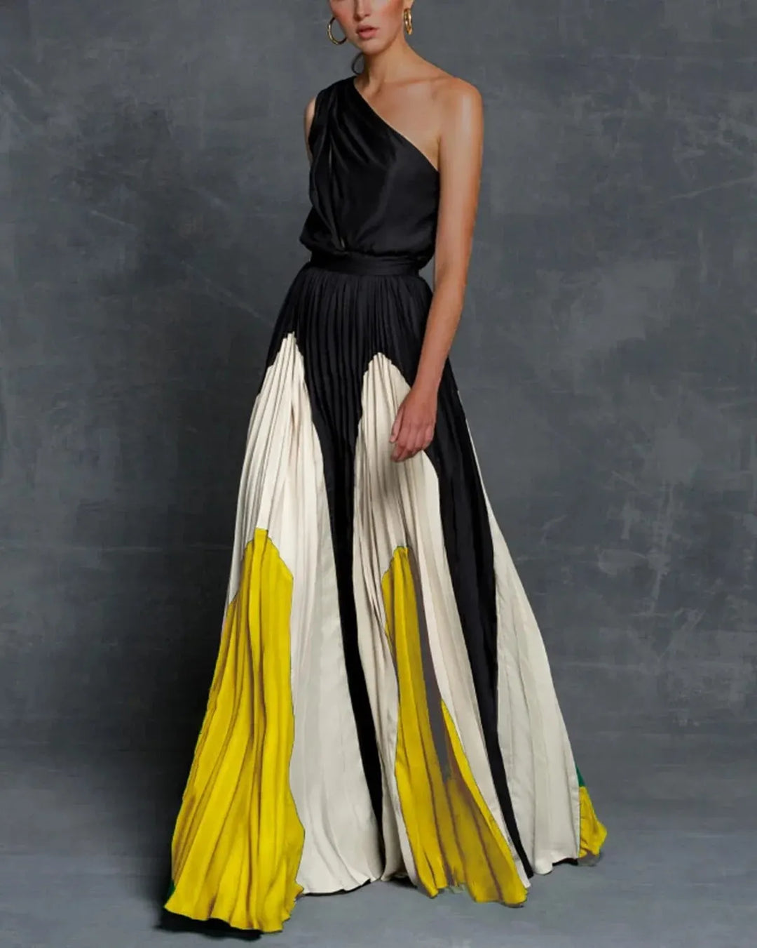 "Robe maxi asymétrique femme avec jupe plissée élégante, épaule unique et effet bicolore, allure moderne et féminine."