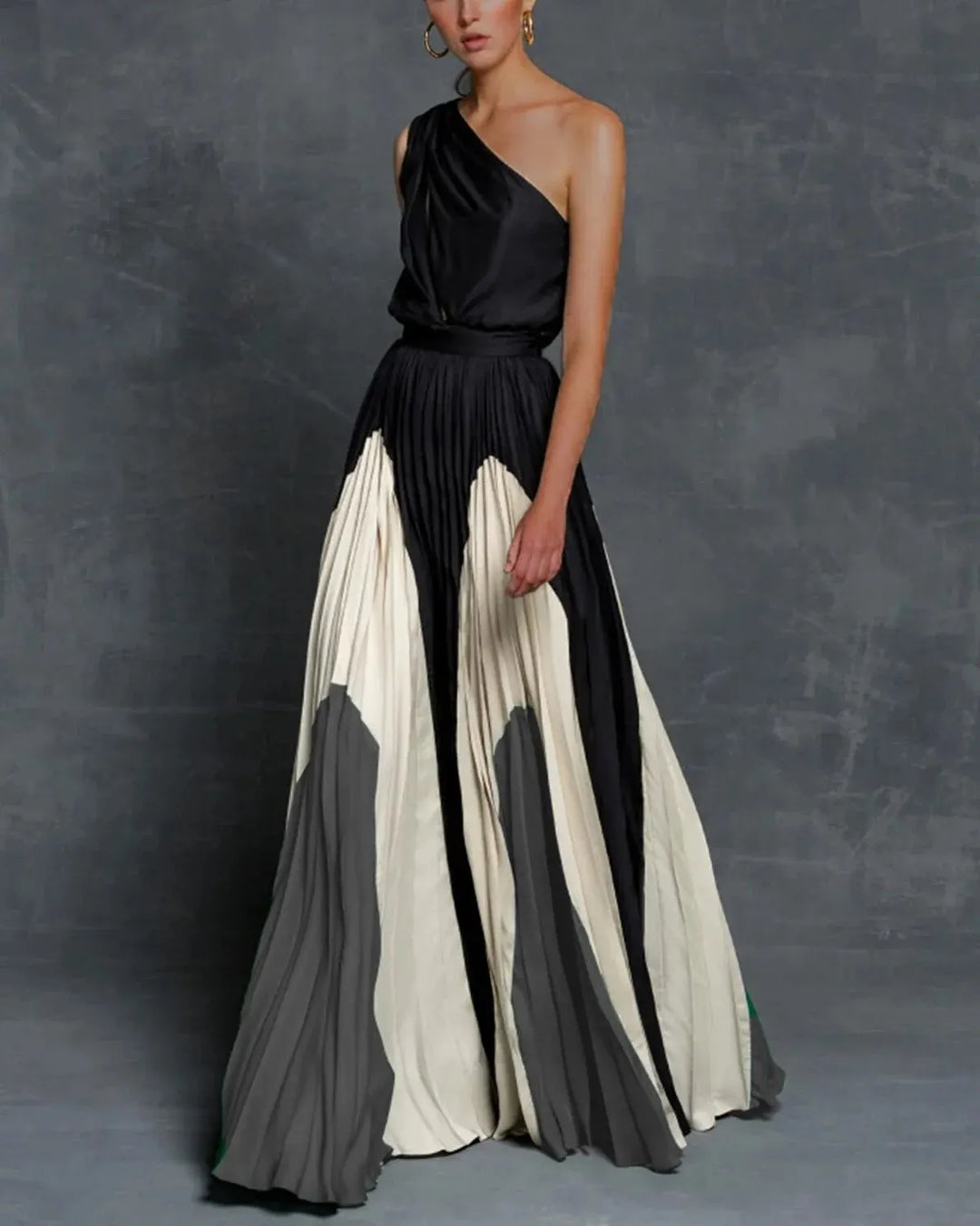 "Robe maxi asymétrique femme avec jupe plissée élégante, épaule unique et effet bicolore, allure moderne et féminine."