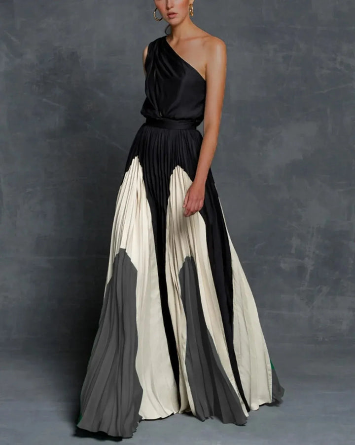 "Robe maxi asymétrique femme avec jupe plissée élégante, épaule unique et effet bicolore, allure moderne et féminine."