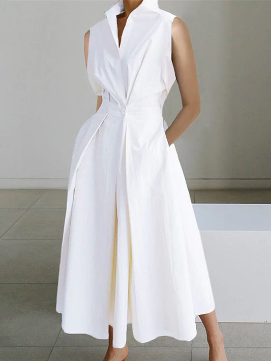 "Robe maxi chemisier drapée blanche, sans manches, col ouvert, coupe fluide, élégance estivale pour femmes"