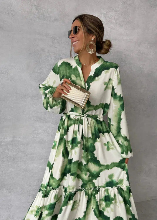 "Robe maxi dégradé vert avec col V, manches bouffantes et ceinture ajustable, offrant élégance et confort."