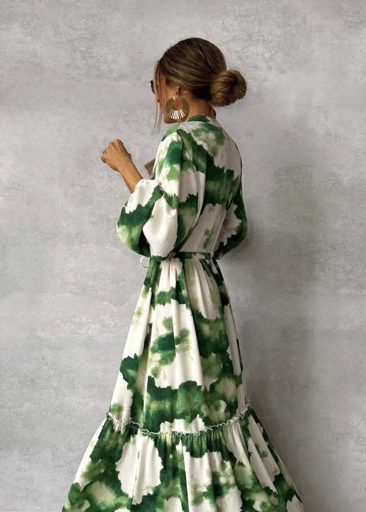 "Robe maxi dégradé vert avec col V, manches bouffantes et ceinture ajustable, offrant élégance et confort."