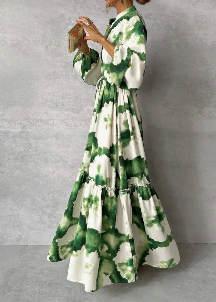 "Robe maxi dégradé vert avec col V, manches bouffantes et ceinture ajustable, offrant élégance et confort."