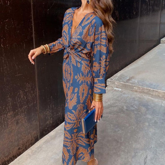 Robe maxi élégante à manches longues, décolleté V et détail twisté à la taille, idéale pour événements formels.