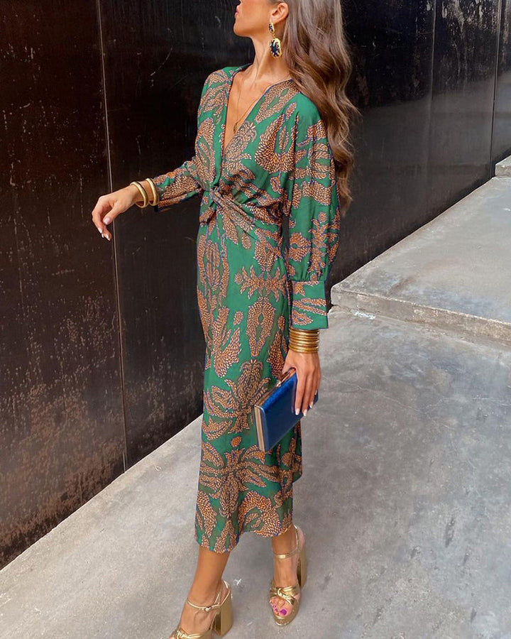 Robe maxi élégante à manches longues, décolleté V et détail twisté à la taille, idéale pour événements formels.