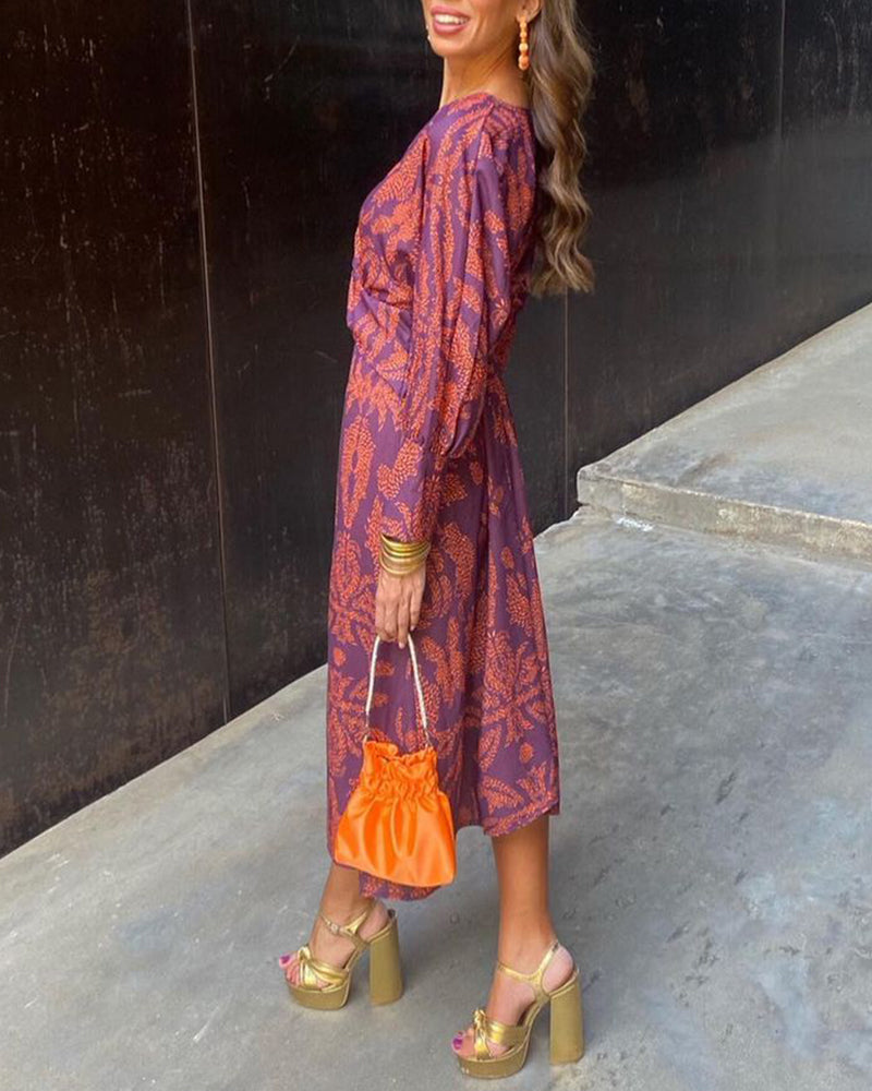 Robe maxi élégante à manches longues, décolleté V et détail twisté à la taille, idéale pour événements formels.