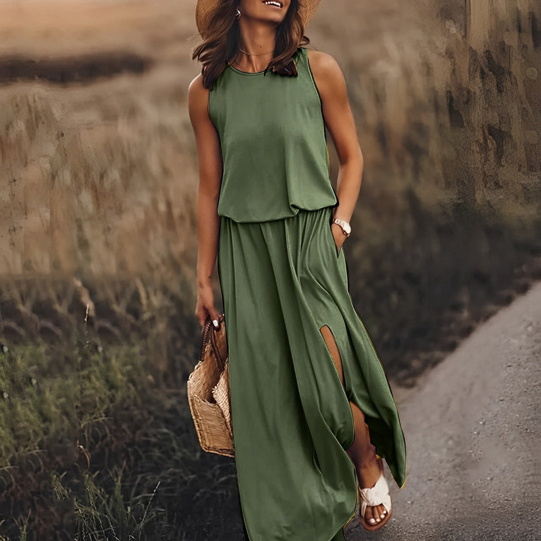 "Robe maxi JONNA sans manches, élégante et colorée, style rétro, tissu léger et fluide pour un look sophistiqué."