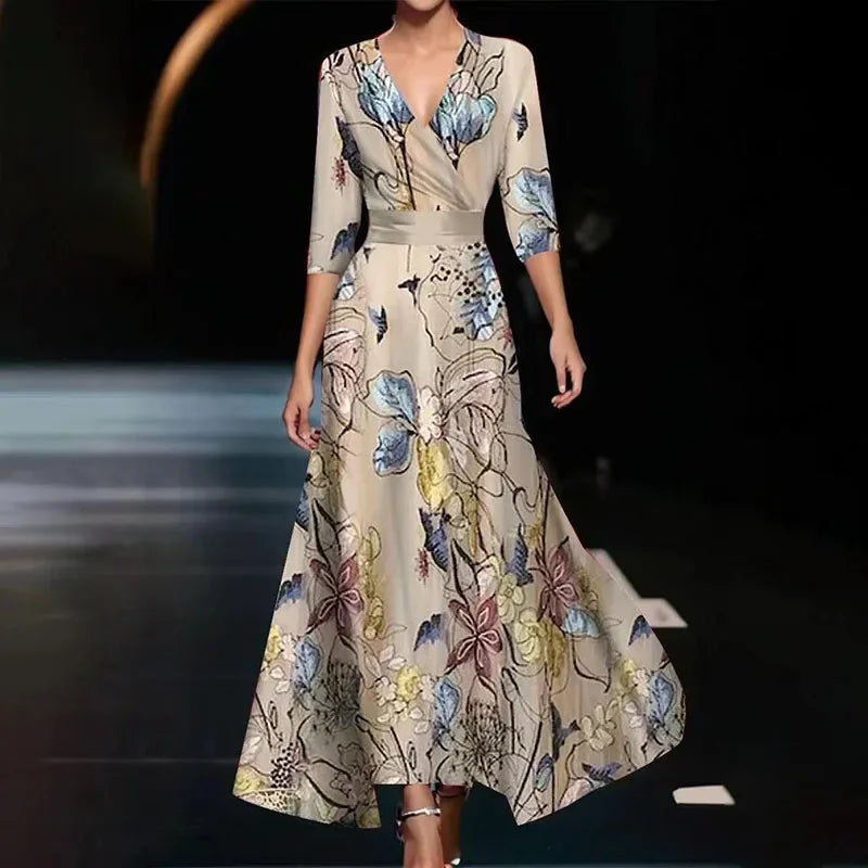 "Robe maxi longue élégante à imprimé floral vibrant, col en V et manches trois-quarts, tissu léger et respirant."